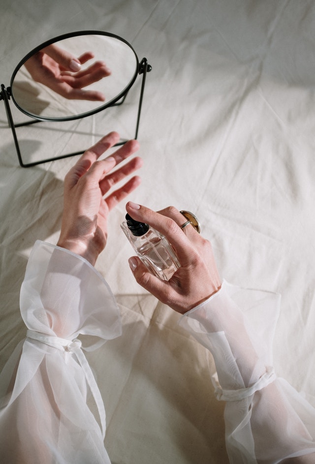 Une femme teste un parfum